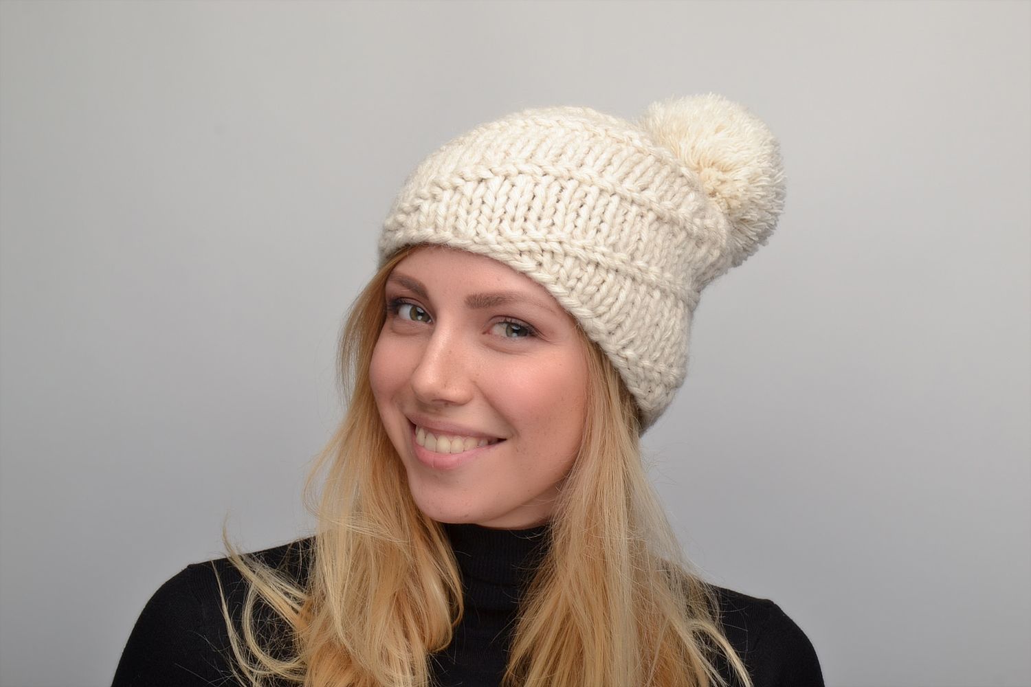 Crochet wool hat with pompon photo 1