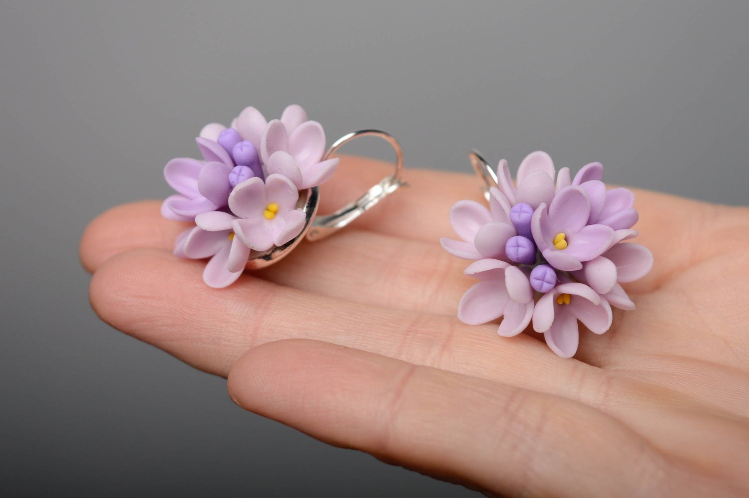 Boucles d'oreilles pendantes en porcelaine froide design avec fleur lilas photo 3