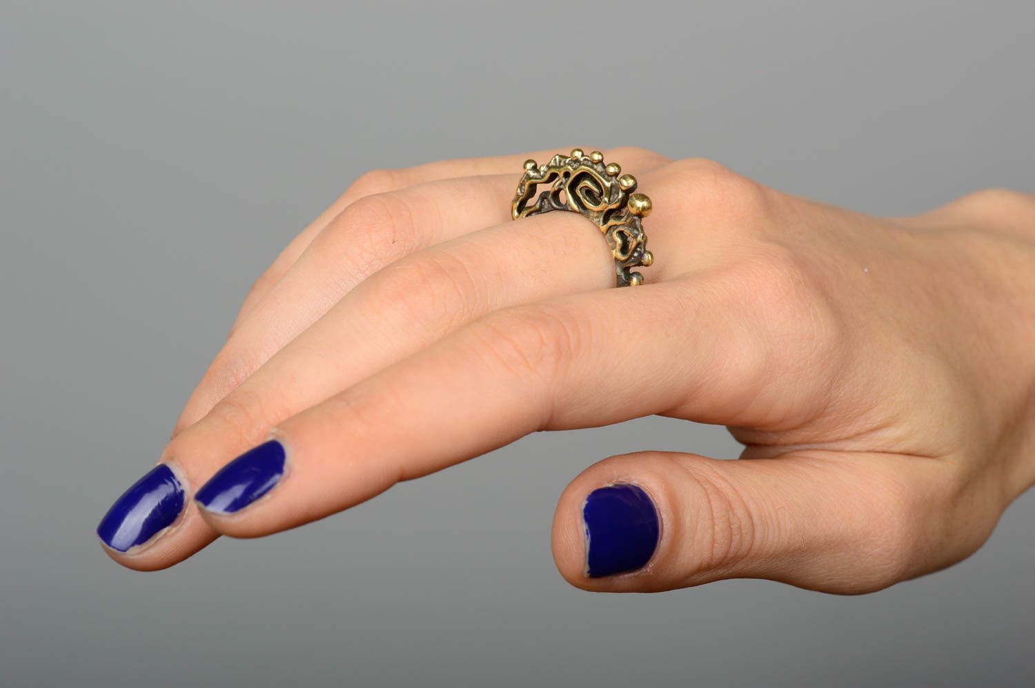 Handgemachter kleiner Finger Ring stilvoller Bronze Ring schöner Metall Schmuck foto 2