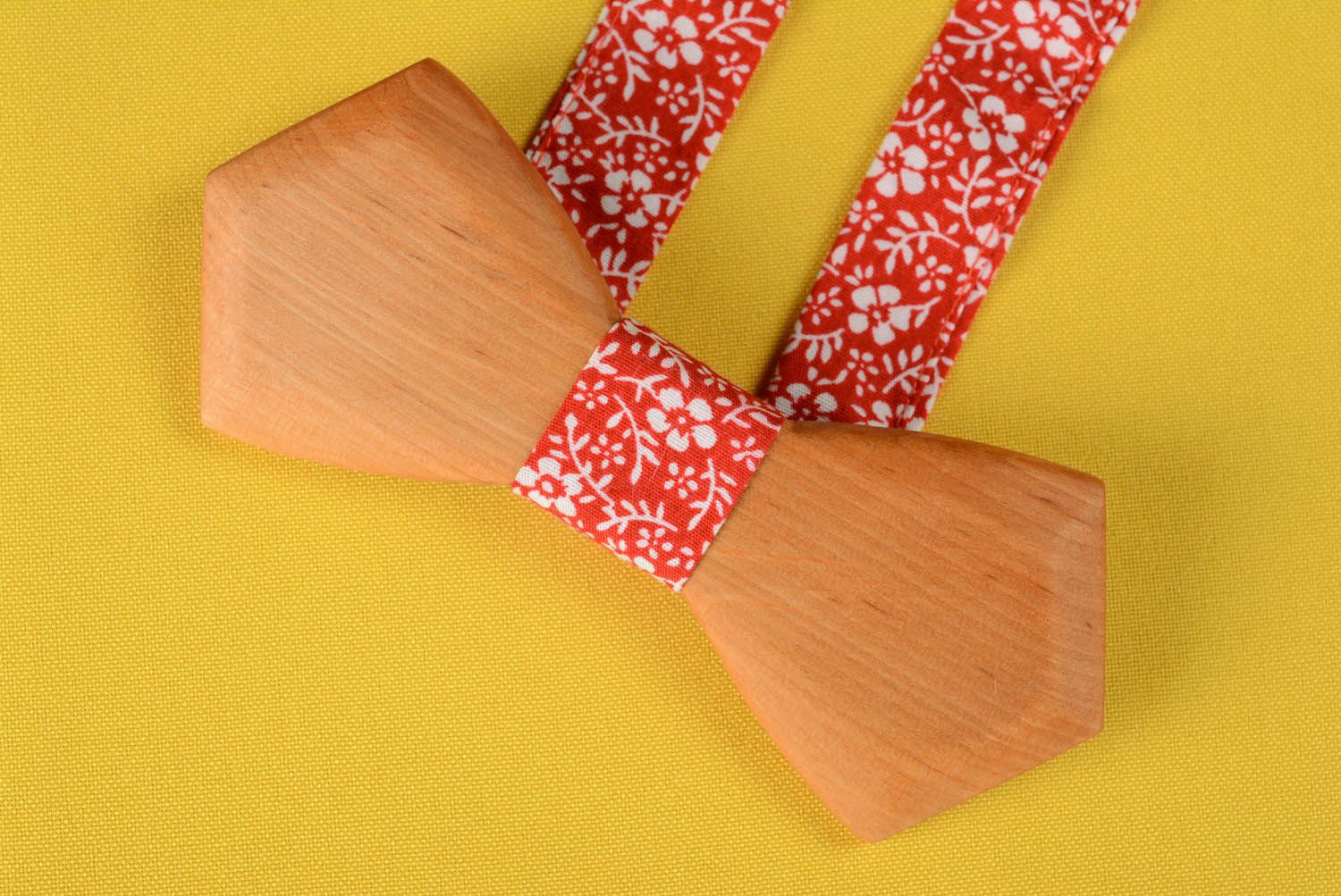 Деревянный галстук-бабочка Красный в цветах фото 3