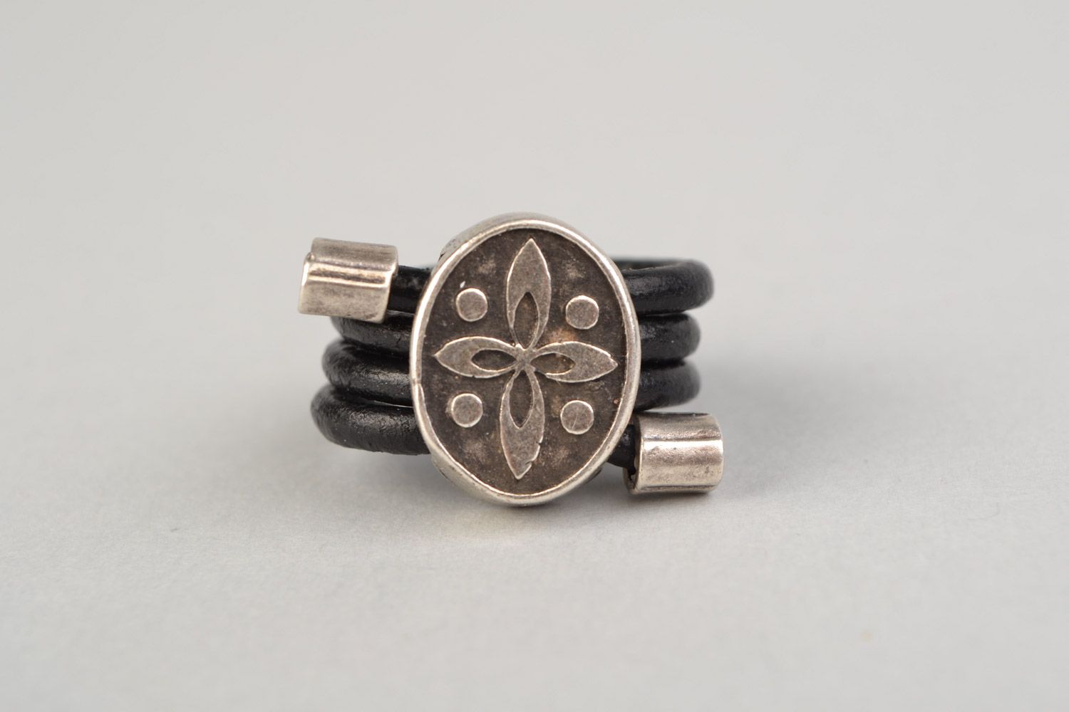 Metall Ring in Schwarz auf Leder Schnur regulierbar handmade foto 5