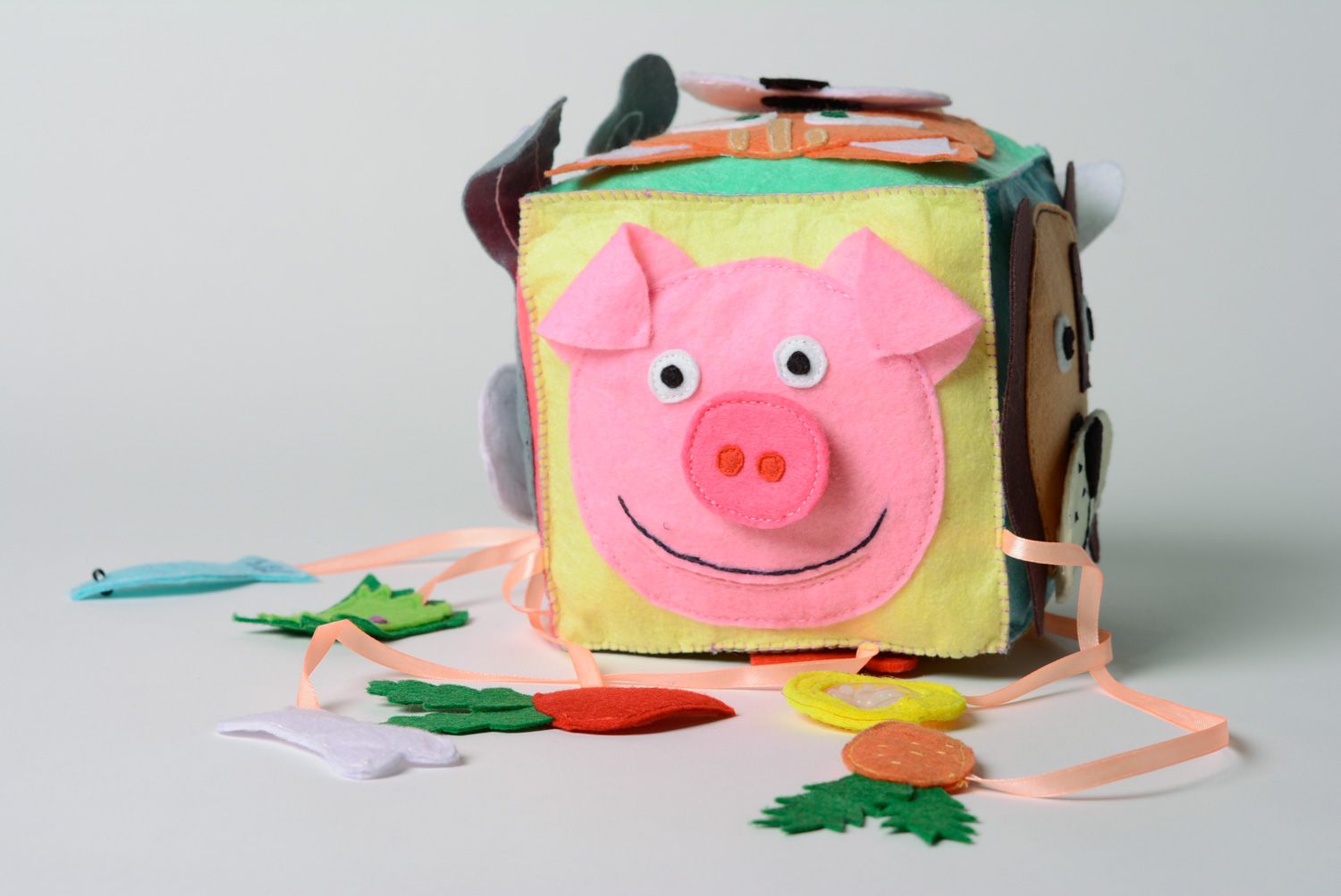 Детский развивающий кубик разноцветный из фетра и лент с подвесками мягкий ручной работы фото 1
