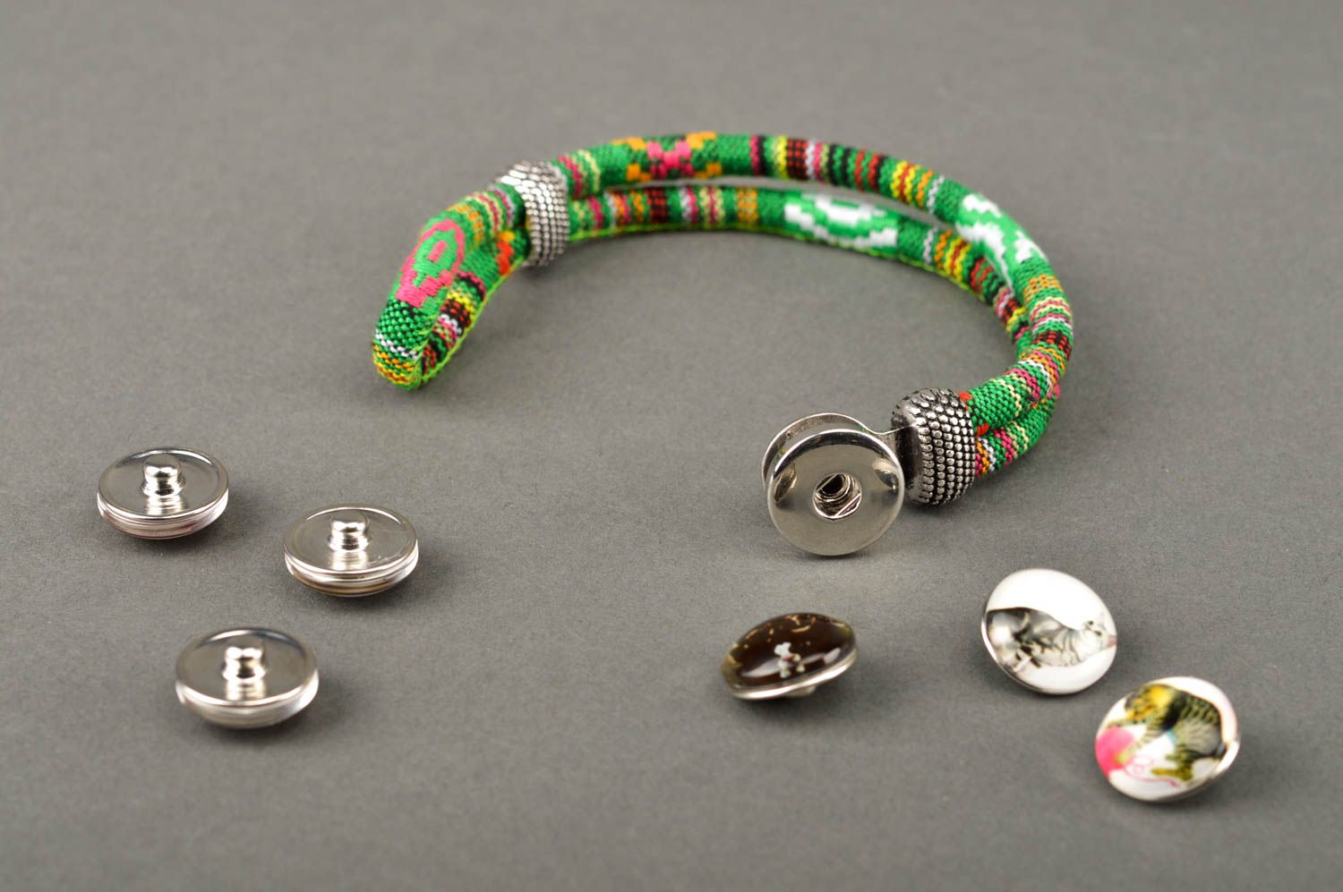 Bracelet tressé en fils de coton Bijou fait main original Cadeau pour femme photo 5