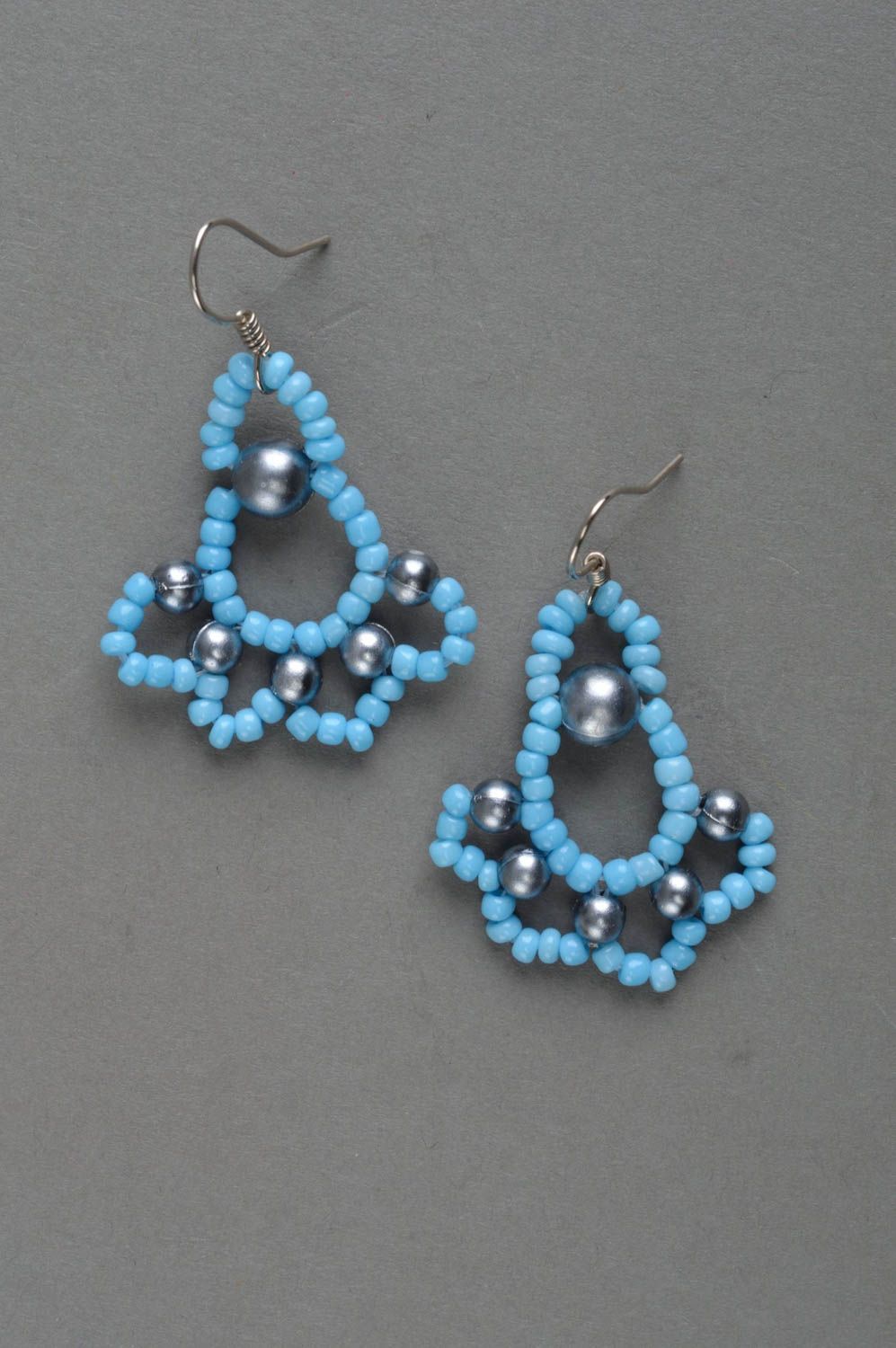 Blaue schöne einfache handmade Ohrringe aus Glasperlen mit Metallfurnitur foto 2