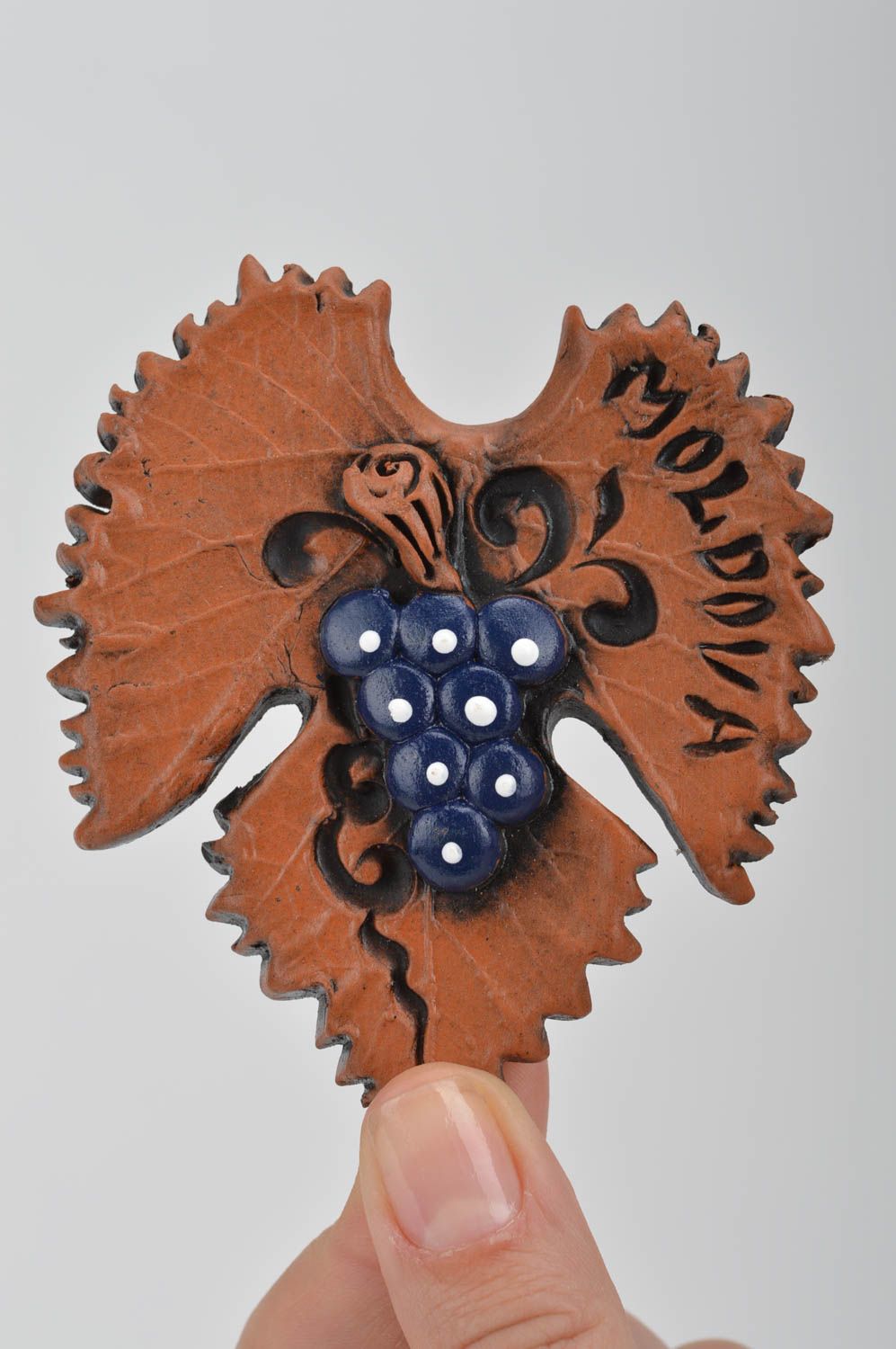Schöner handgefertigter Keramik Kühlschrankmagnet in Form Weintraubenblattes foto 3