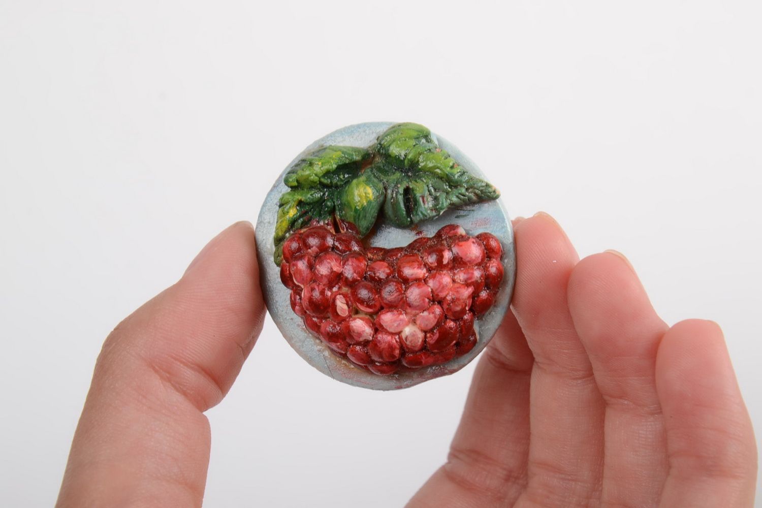 Runder kleiner handmade Kühlschrankmagnet aus Ton mit Acrylfarben bemalt foto 3
