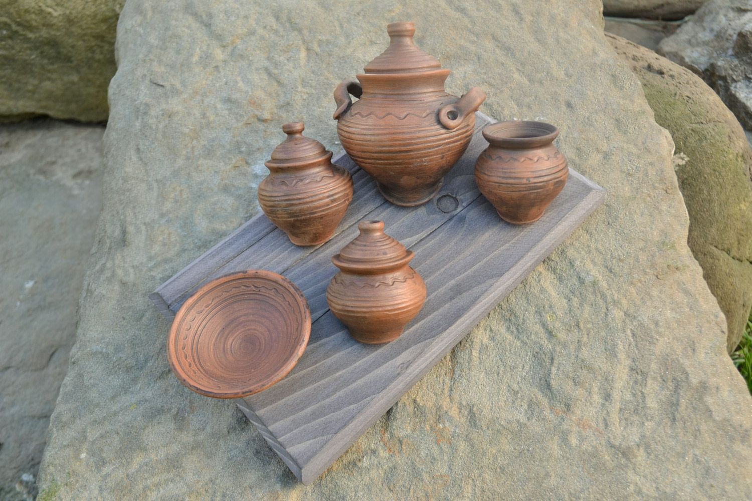 Объемное панно в виде деревянной доски с глиняной посудой кухонное хэнд мэйд фото 1