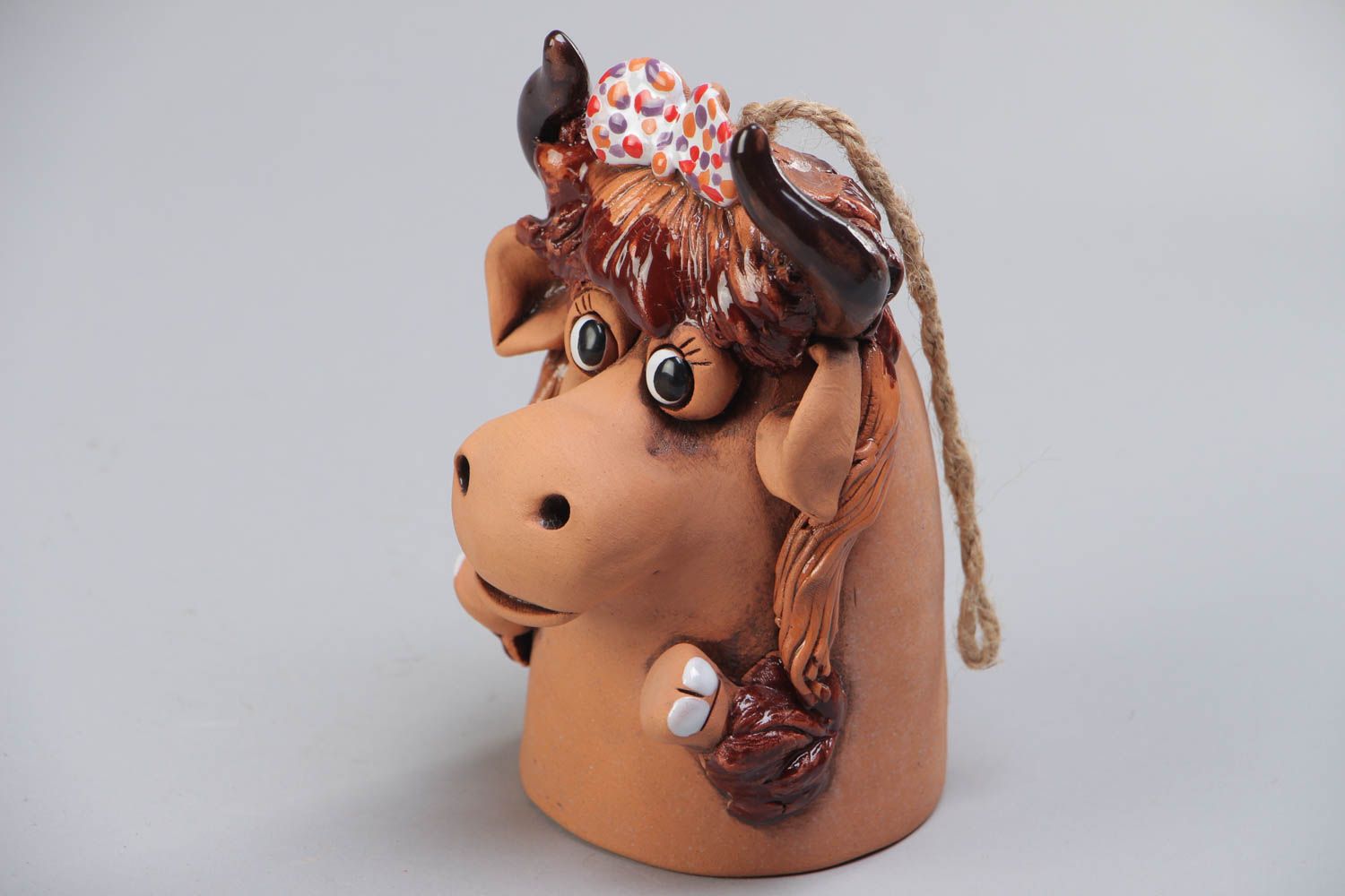 Campanilla cerámica hecha a mano con forma de figura de vaca marrón foto 2