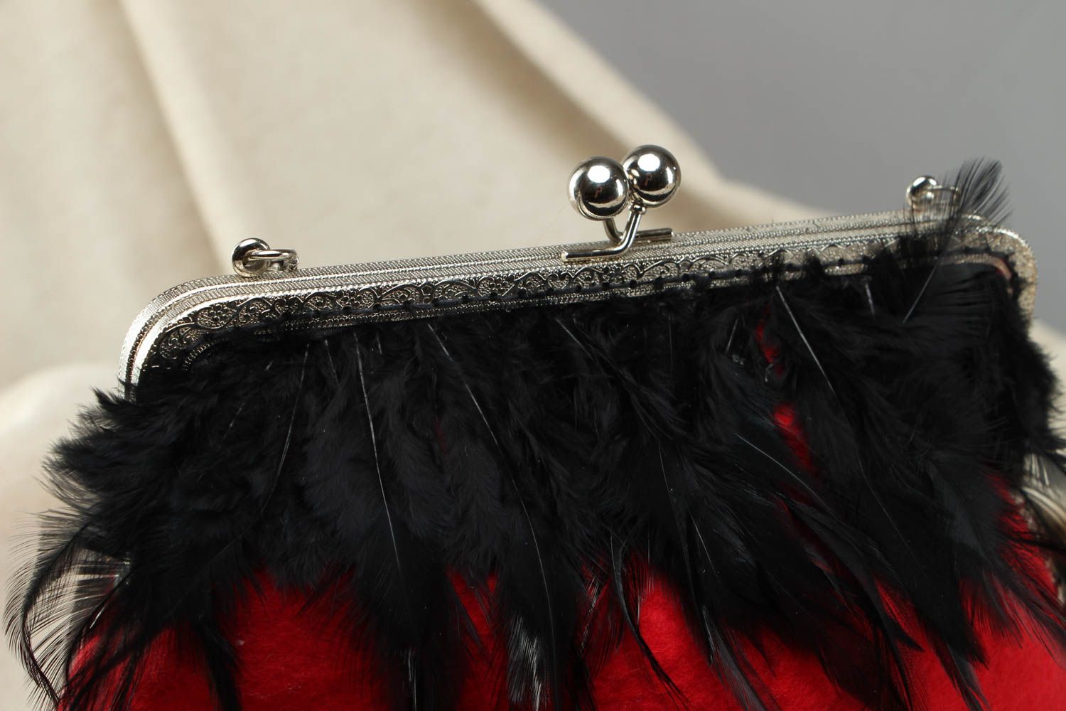Wool shoulder bag with chain and feathers photo 2