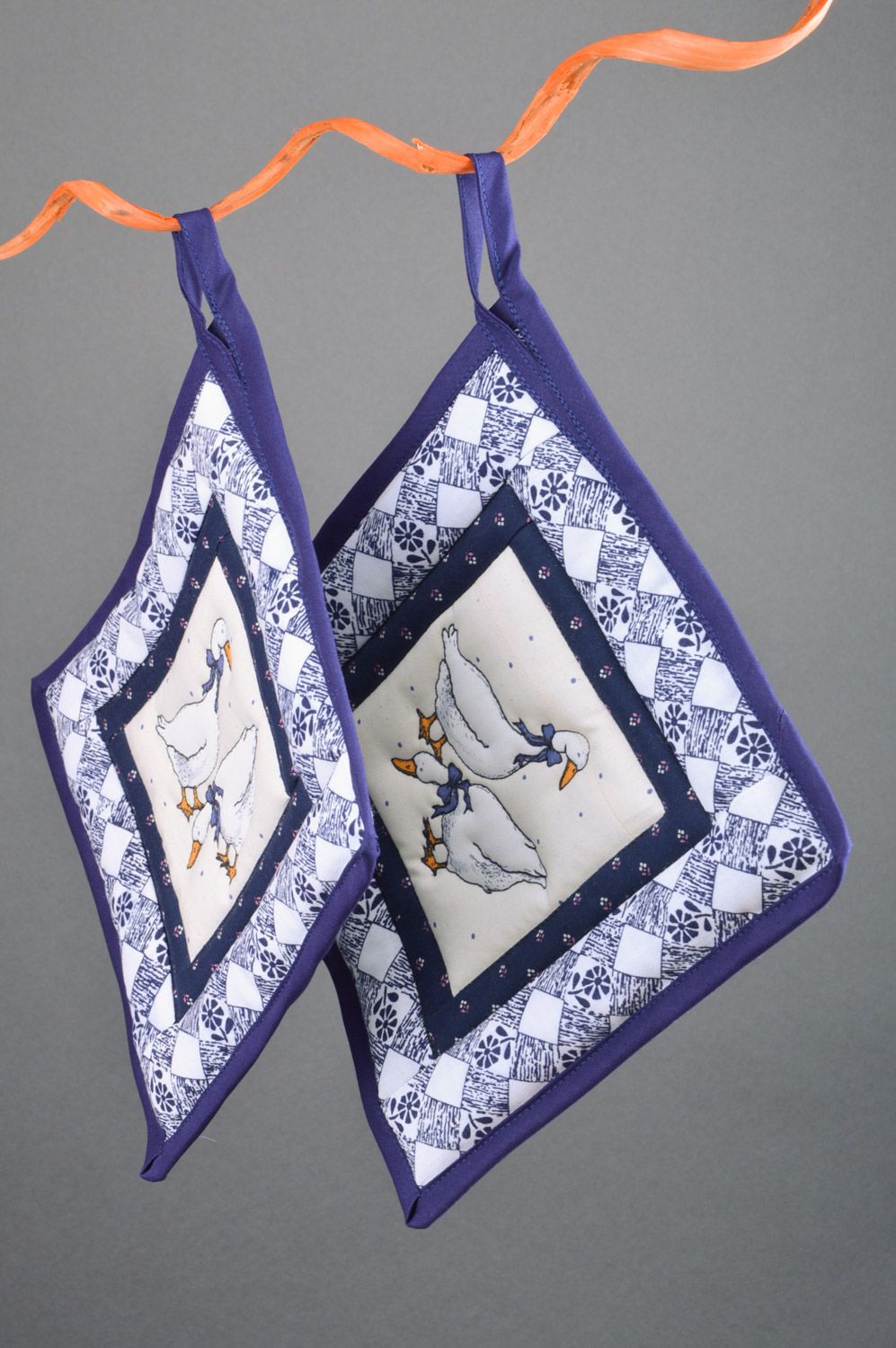 Handmade Topflappen Set aus 2 Stück aus Stoff und Polyester in Blau und Weiß foto 3