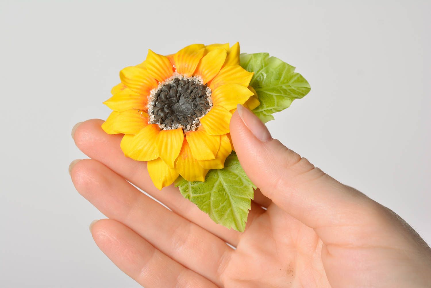 Schöne handmade Brosche Haarklammer aus Polymerton Sommerblume für Frauen foto 1