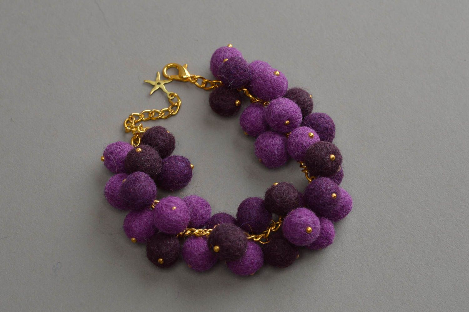 Браслет из шерстяных шариков фиолетовый на цепочке под золото аксессуар хендмейд фото 2
