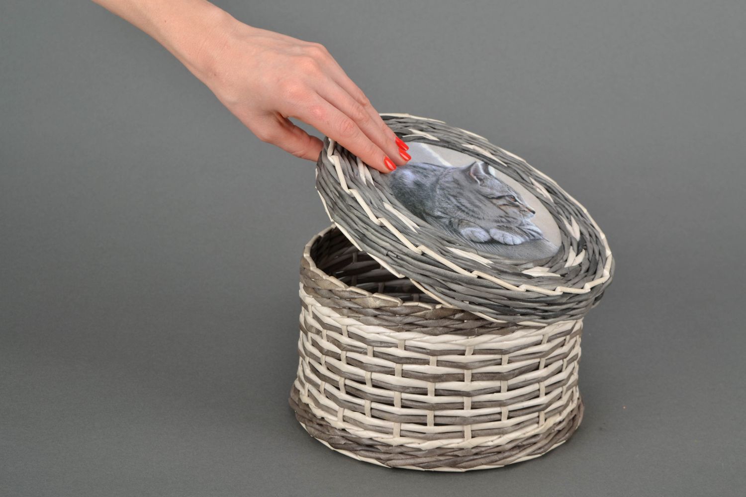 Плетеная шкатулка для рукоделия из бумажной лозы фото 2