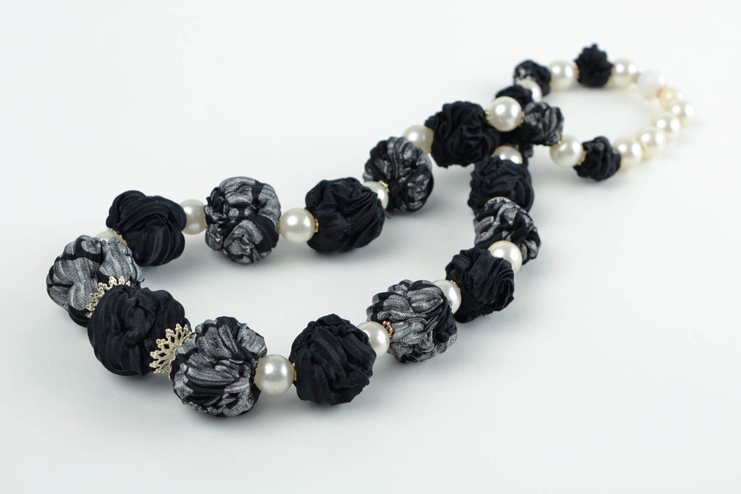 Gros collier Bijou fait main noir en soie avec perles fantaisie Cadeau femme photo 5