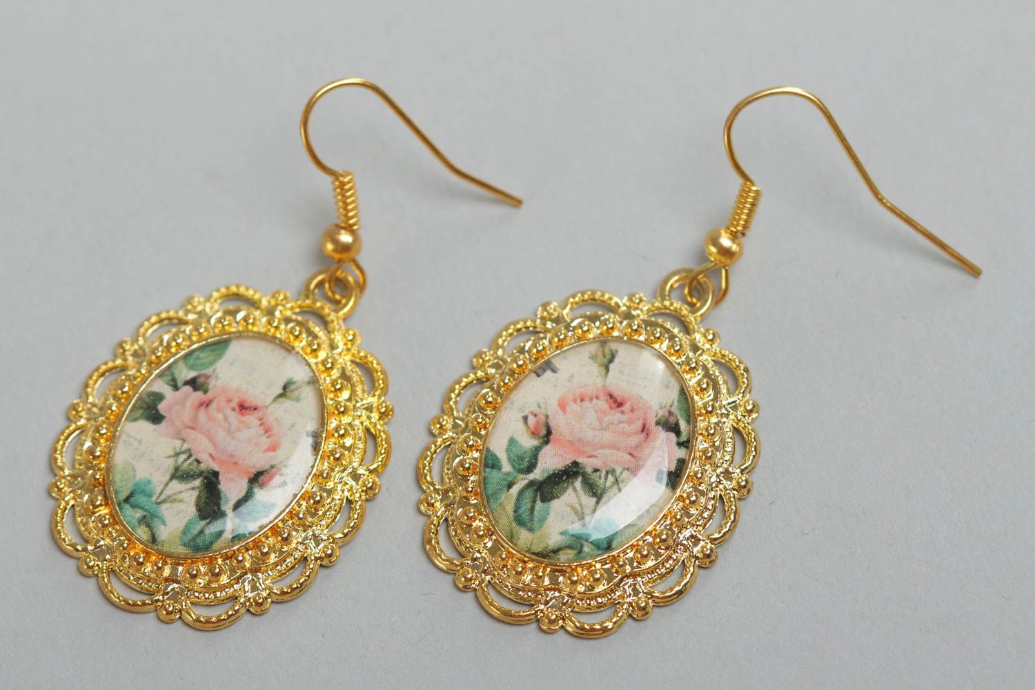 Handmade vintage oval dangling earrings with lacy metal basis of golden color photo 2