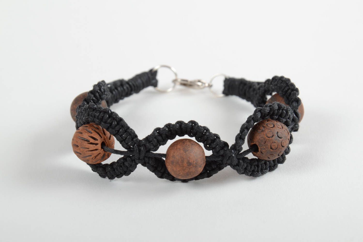 Красивый плетеный браслет из вощеного шнура черный с глиняными бусинами хендмейд фото 5