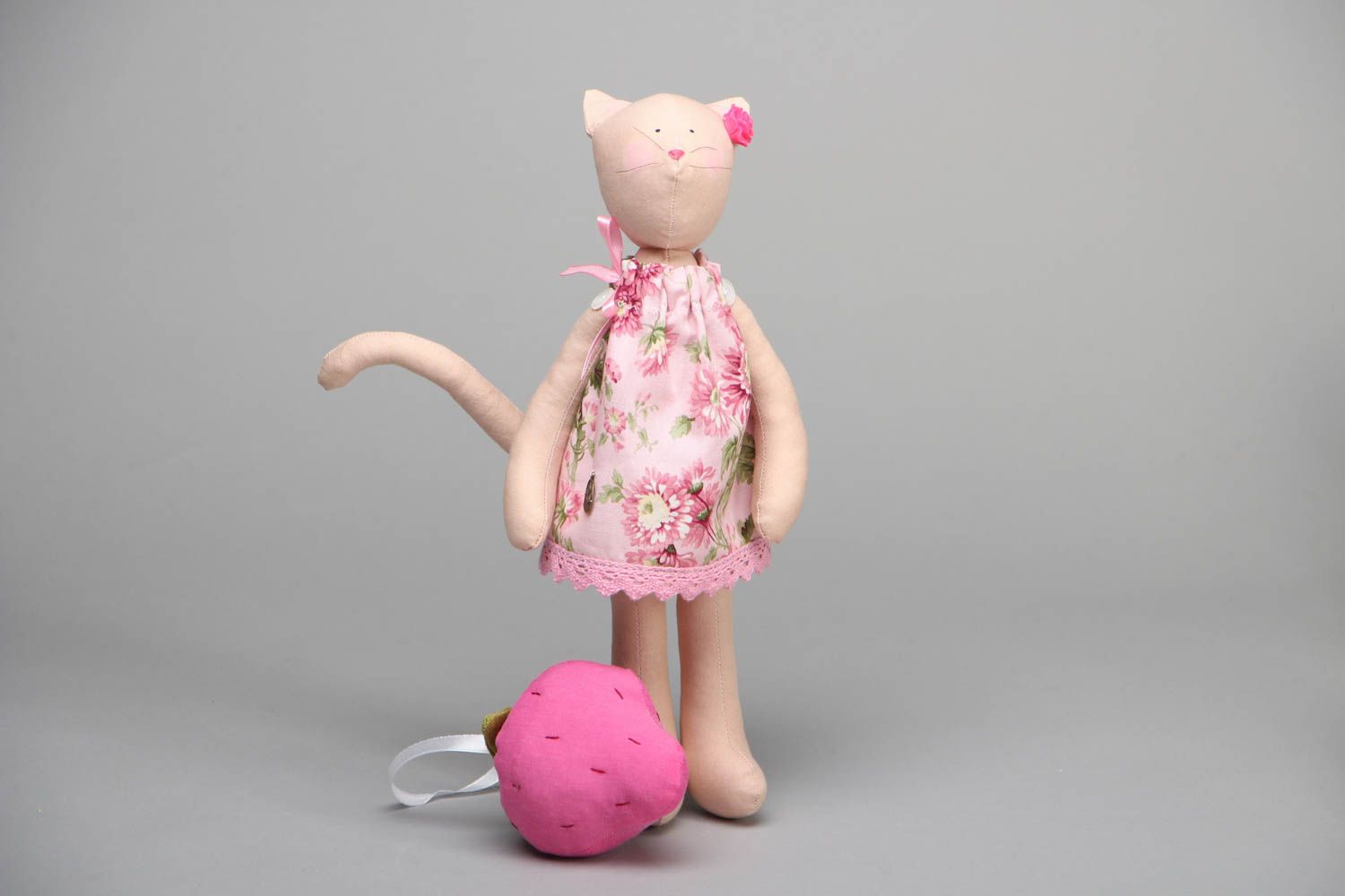 Текстильная игрушка Кошечка с клубничкой фото 1