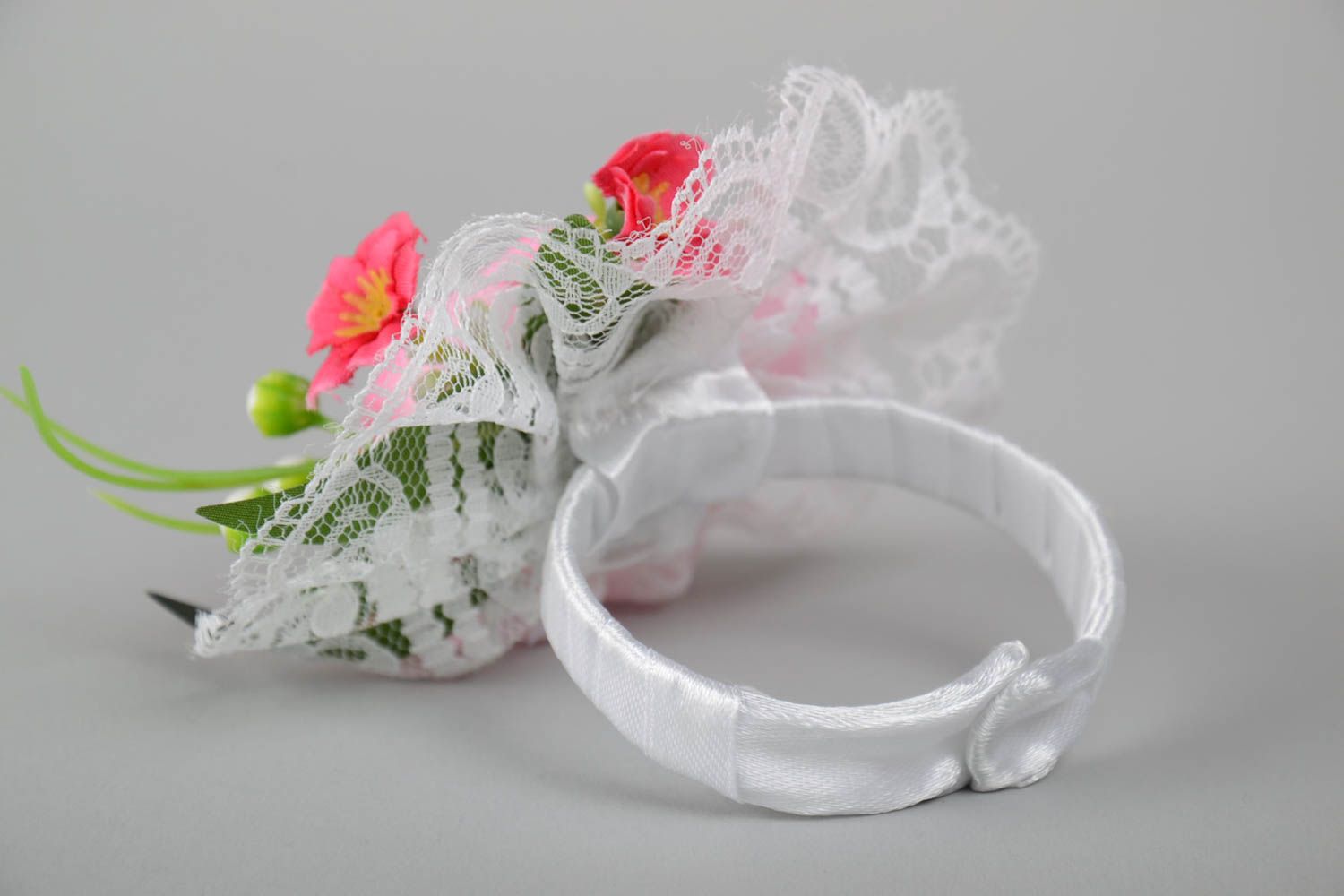 Handmade Hochzeit Armband aus Kunstblumen mit Spitze und Band für Trauzeugin foto 3