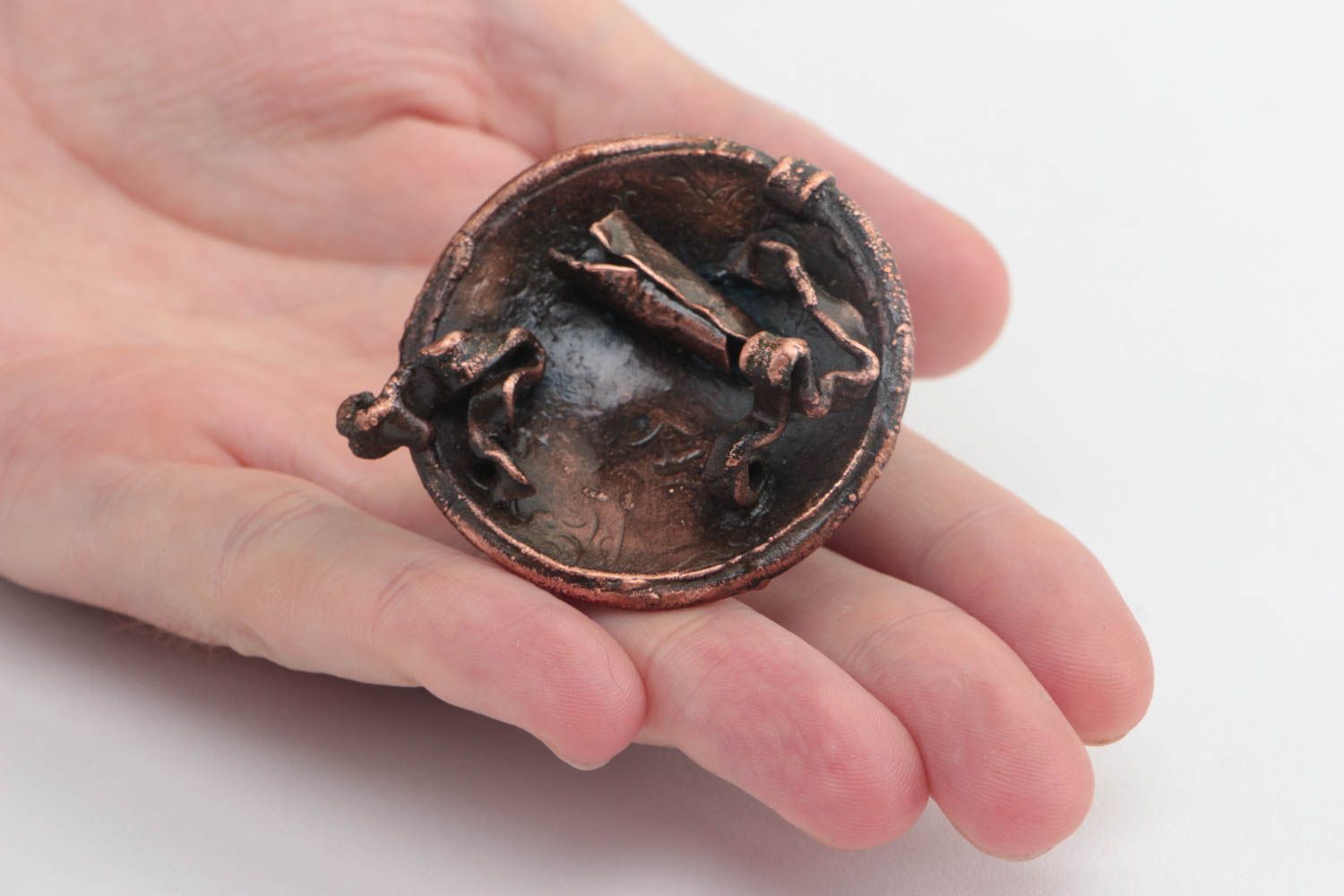 Handmade Ring aus Metall umfangreiches rundes stilvolles frauliches Accessoire foto 5