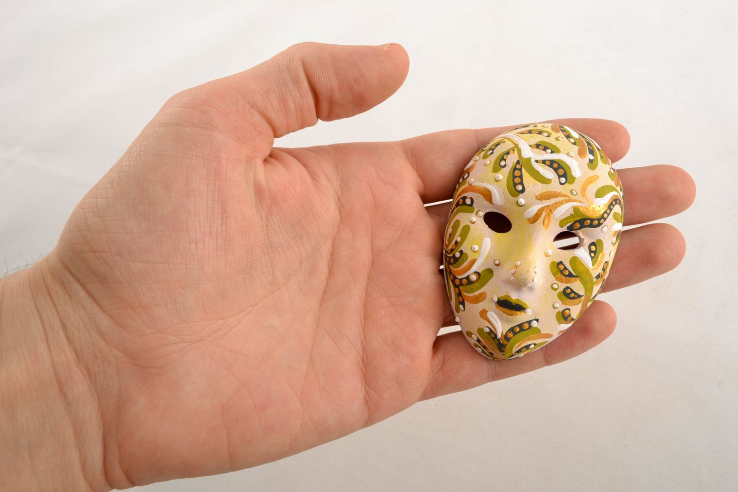 Керамический магнит на холодильник в виде карнавальной маски фото 1