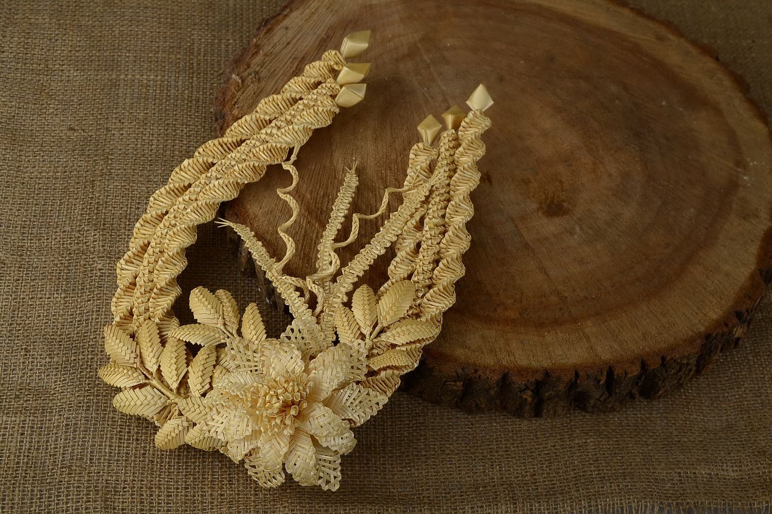 Woven straw horseshoe with flowers photo 2