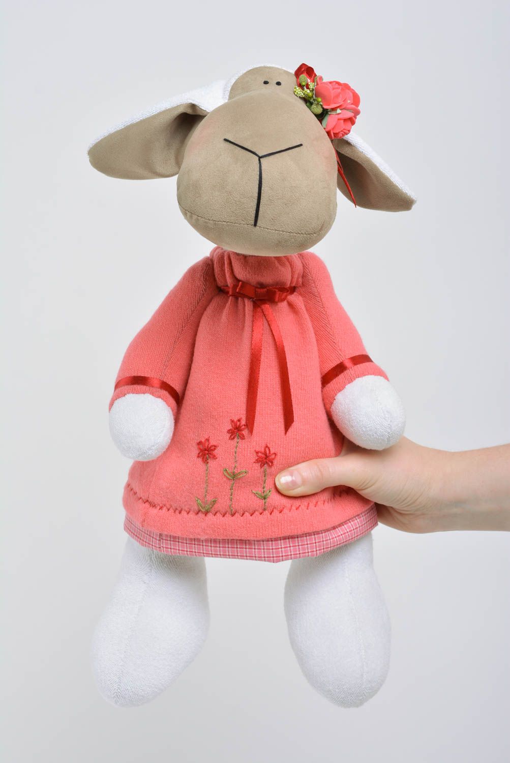Handgemachtes Spielzeug aus Stoff in Form vom Nilpferd in rosafarbenem Kleid foto 4