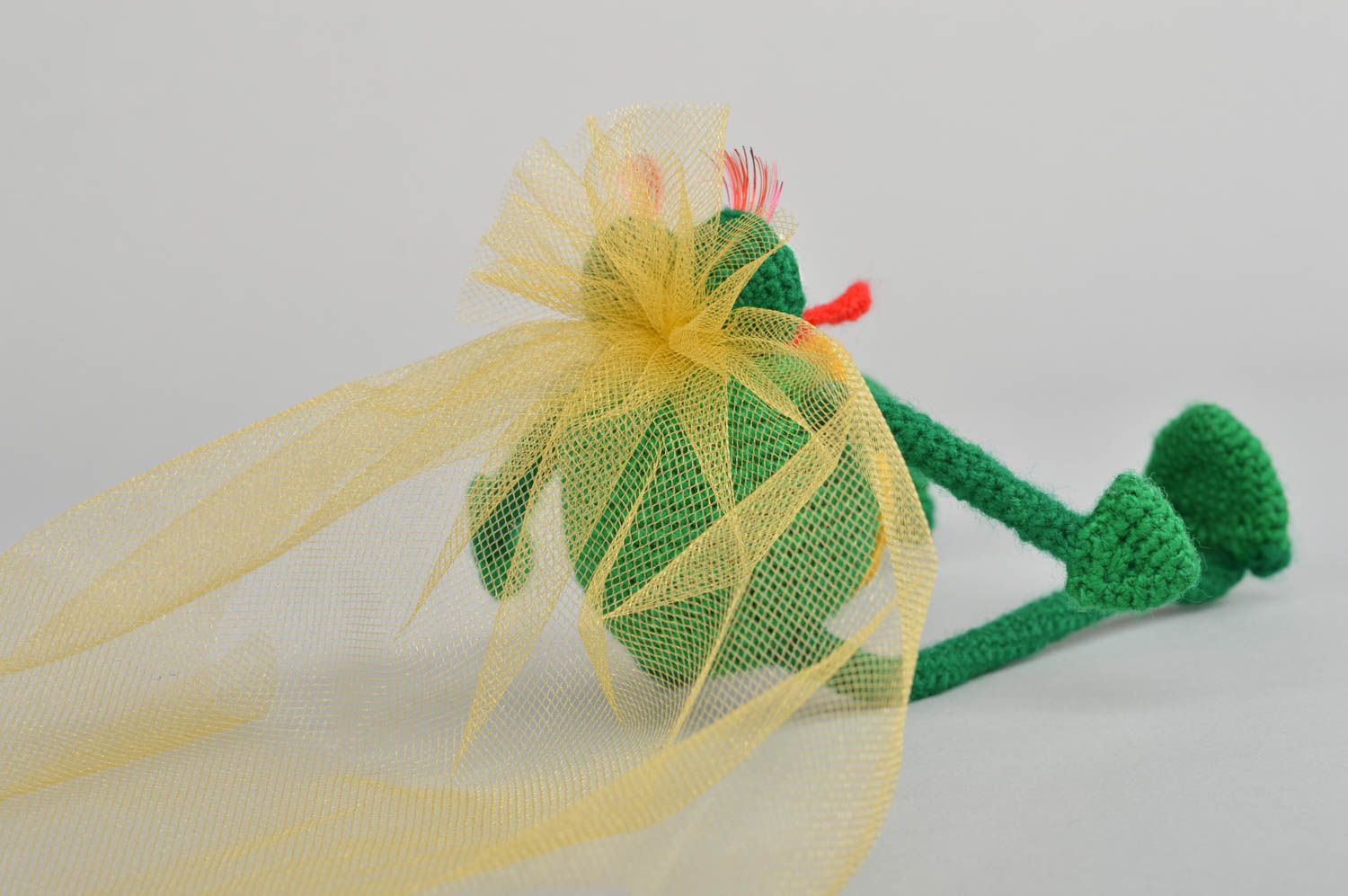 Смешная авторская вязаная игрушка лягушка зеленая с желтым ручной работы фото 5