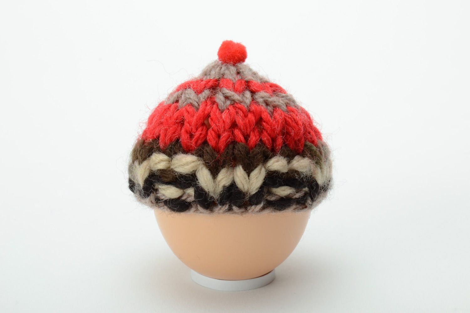Bonnet pour oeuf tricoté en acrylique et coton fait main rouge rayé décoration photo 2