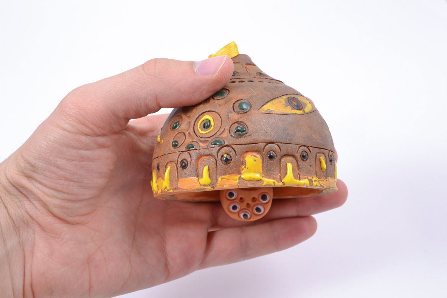Petite cloche en terre cuite originale brune avec petit ruban jaune faite main photo 2