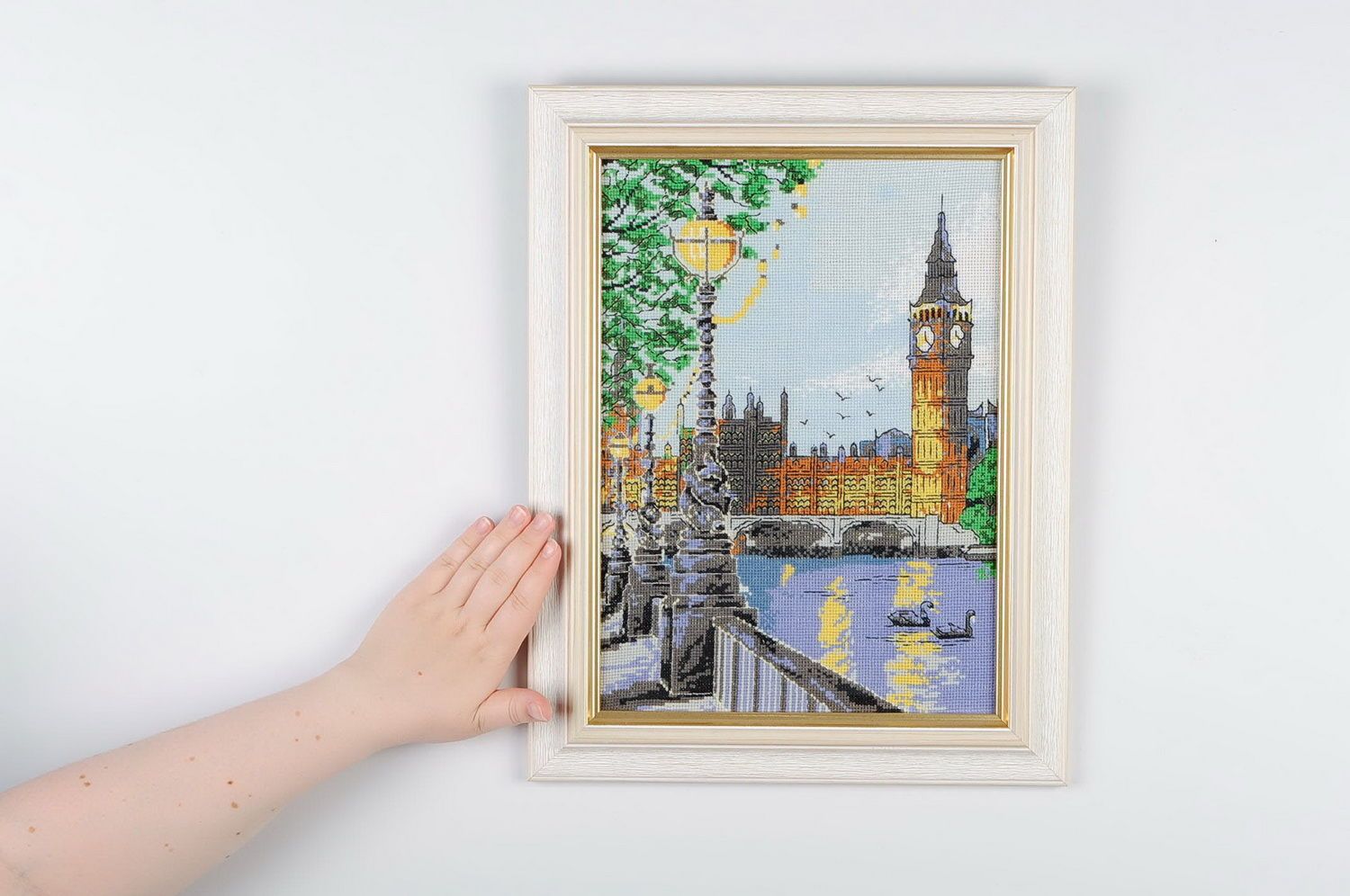 Beautiful embroidered painting London photo 3