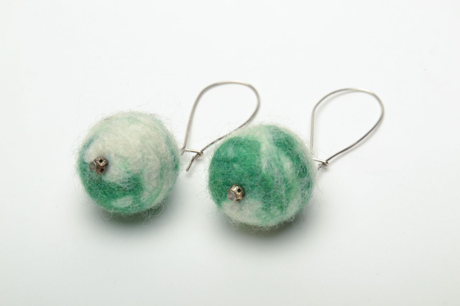 Boucles d'oreilles en laine rondes Sphère verte faites main photo 3