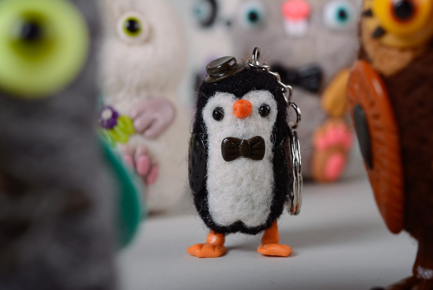 Kuscheltier Schlüsselanhänger aus Wolle und Polymerton Pinguin foto 4