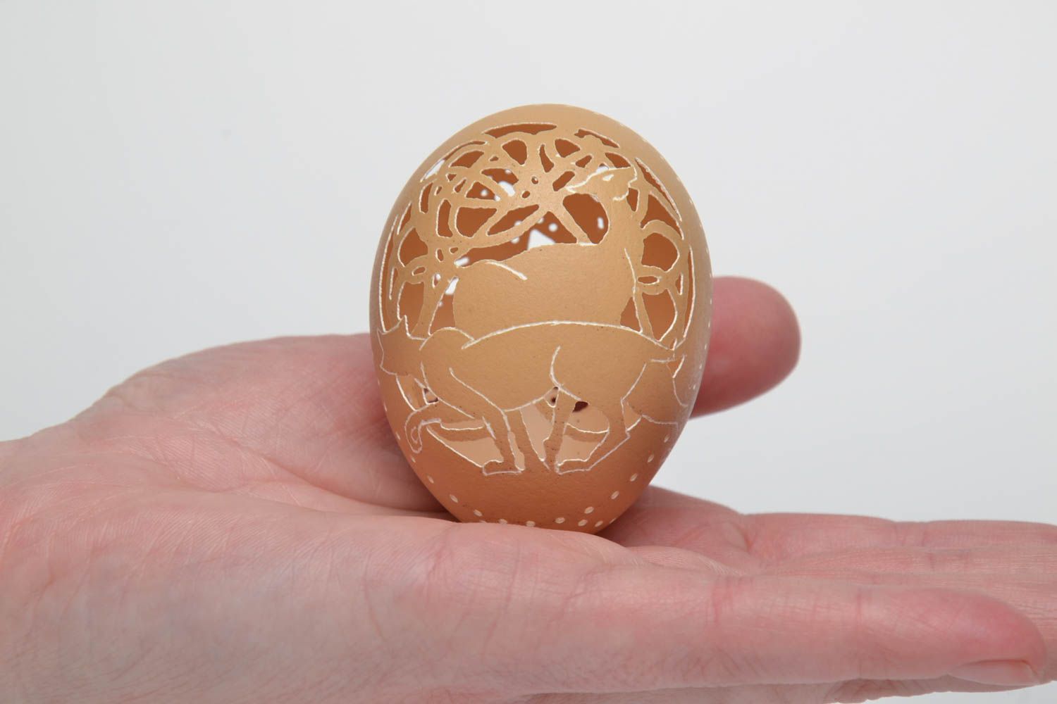 Petit œuf gravé décoratif de poule beige fait main de créateur design  photo 5