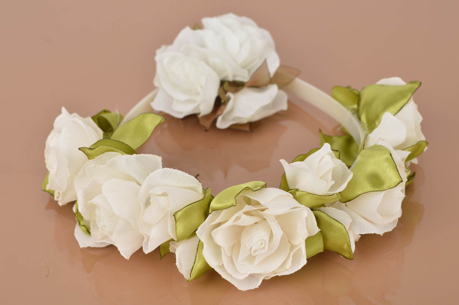 Handmade Brosche und Haarreif mit Blumen 2 Stück in Weiß und Grün zarte schöne  foto 2