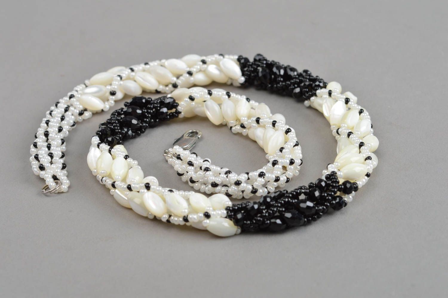Collier en nacre et perles de rocaille fait main tressé blanc-noir élégant photo 3