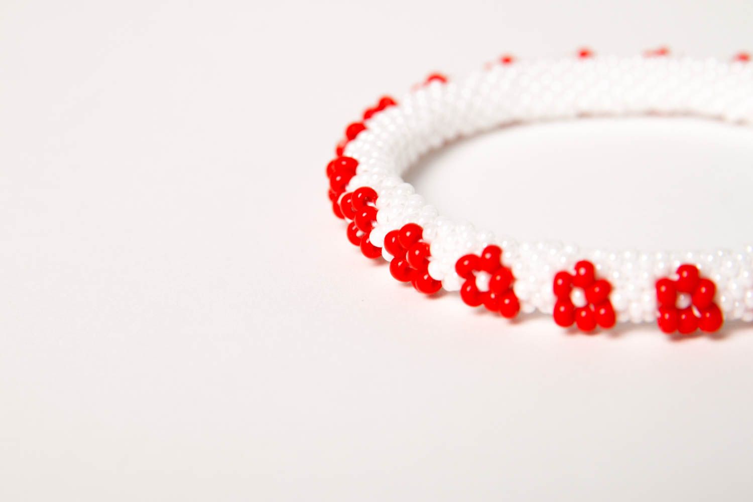 Bracelet perles rocaille Bijou fait main blanc à fleurs rouges Accessoire femme photo 5