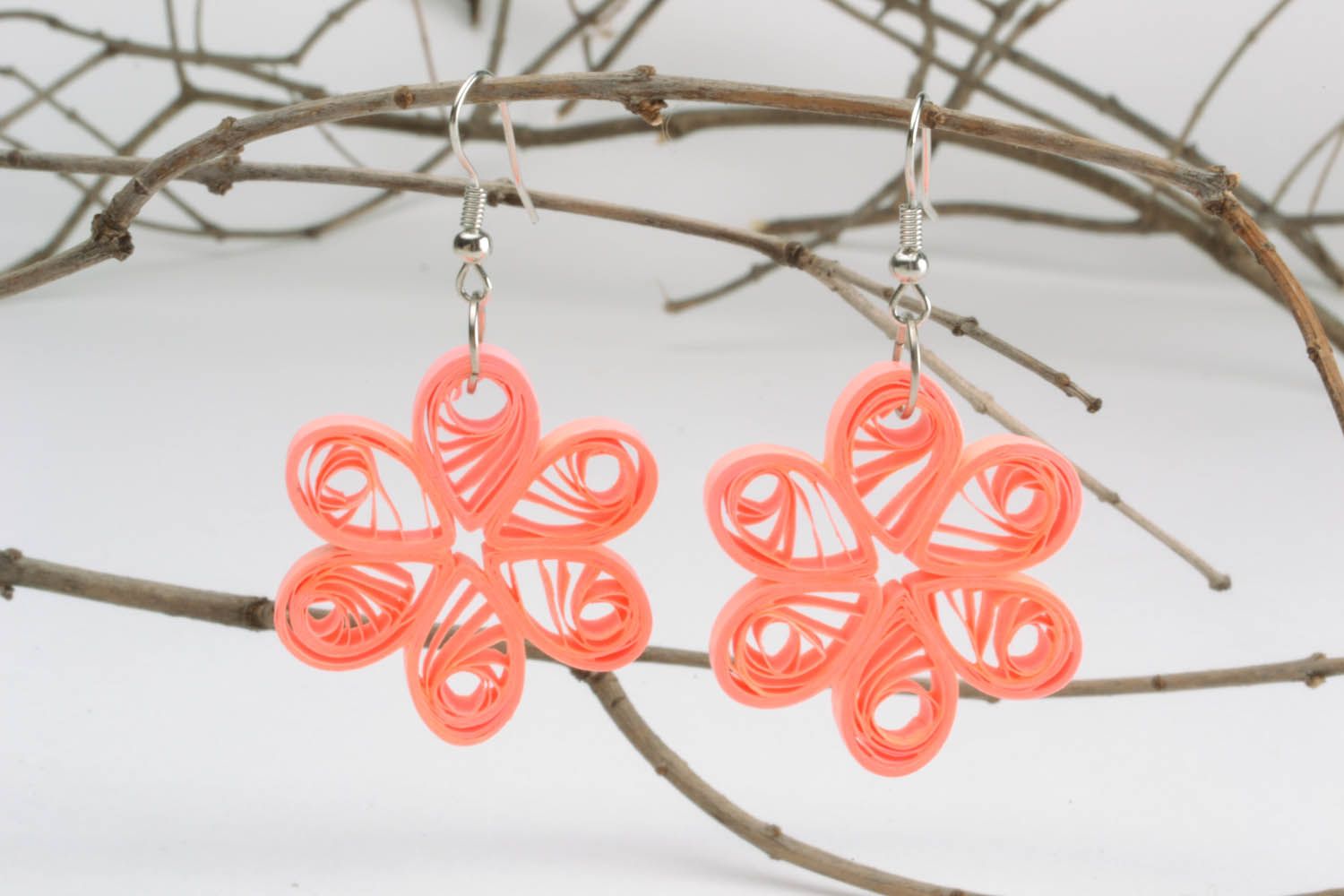 Boucles d'oreilles artisanales pendantes en papier Fleurs couleur corail photo 1