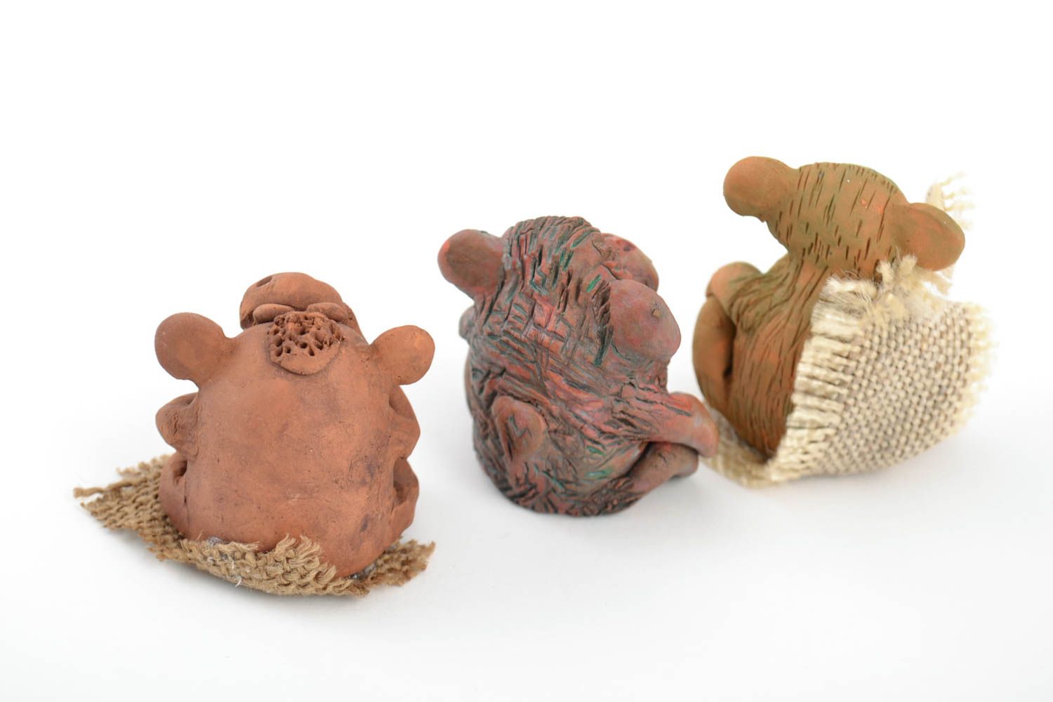 Conjunto de tres figurillas cerámicas artesanales con forma de monos  foto 4