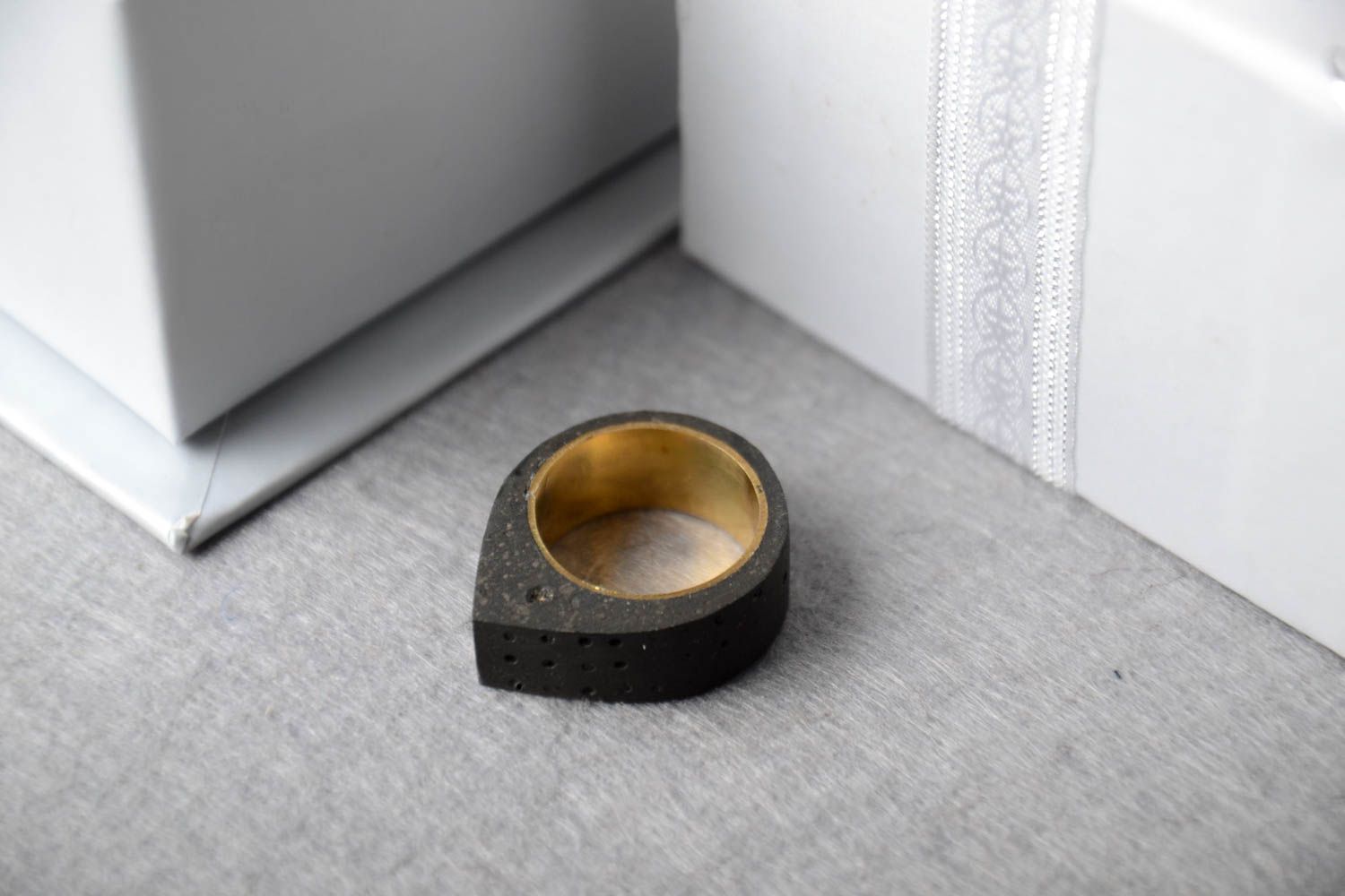 Кольцо ручной работы стильное кольцо из латуни и бетона женское кольцо фото 1