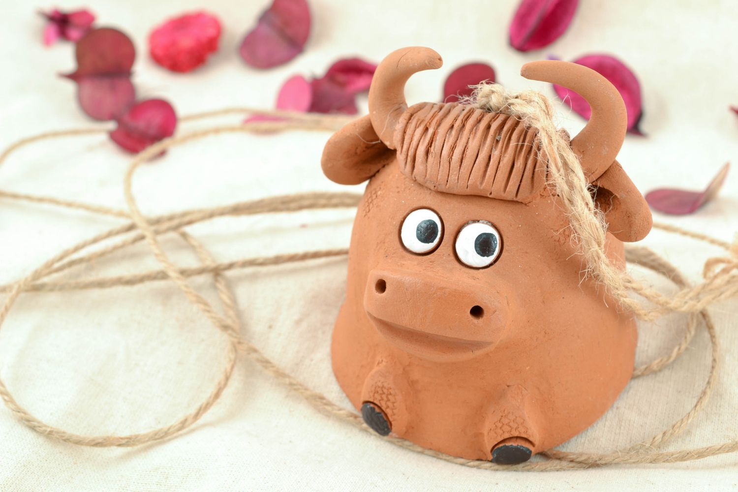 Campanello d'autore in ceramica fatto a mano a forma di mucca divertente
 foto 2