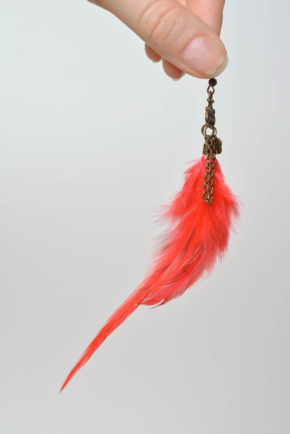 Boucles d'oreilles plumes rouges Bijou fait main pendantes longues Cadeau femme photo 3