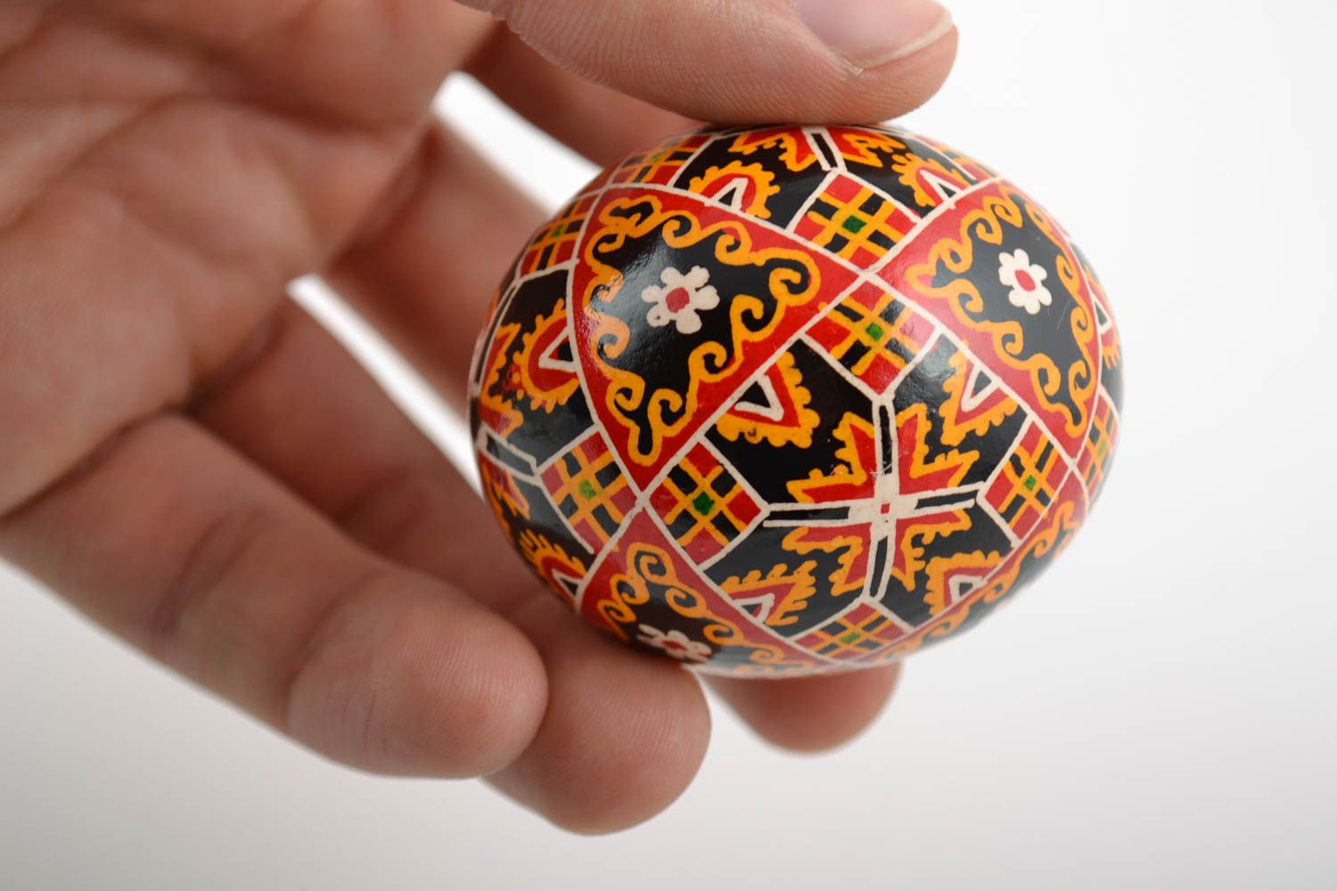 Huevo de Pascua de gallina pintado con arcílicos artesanal vistoso foto 2