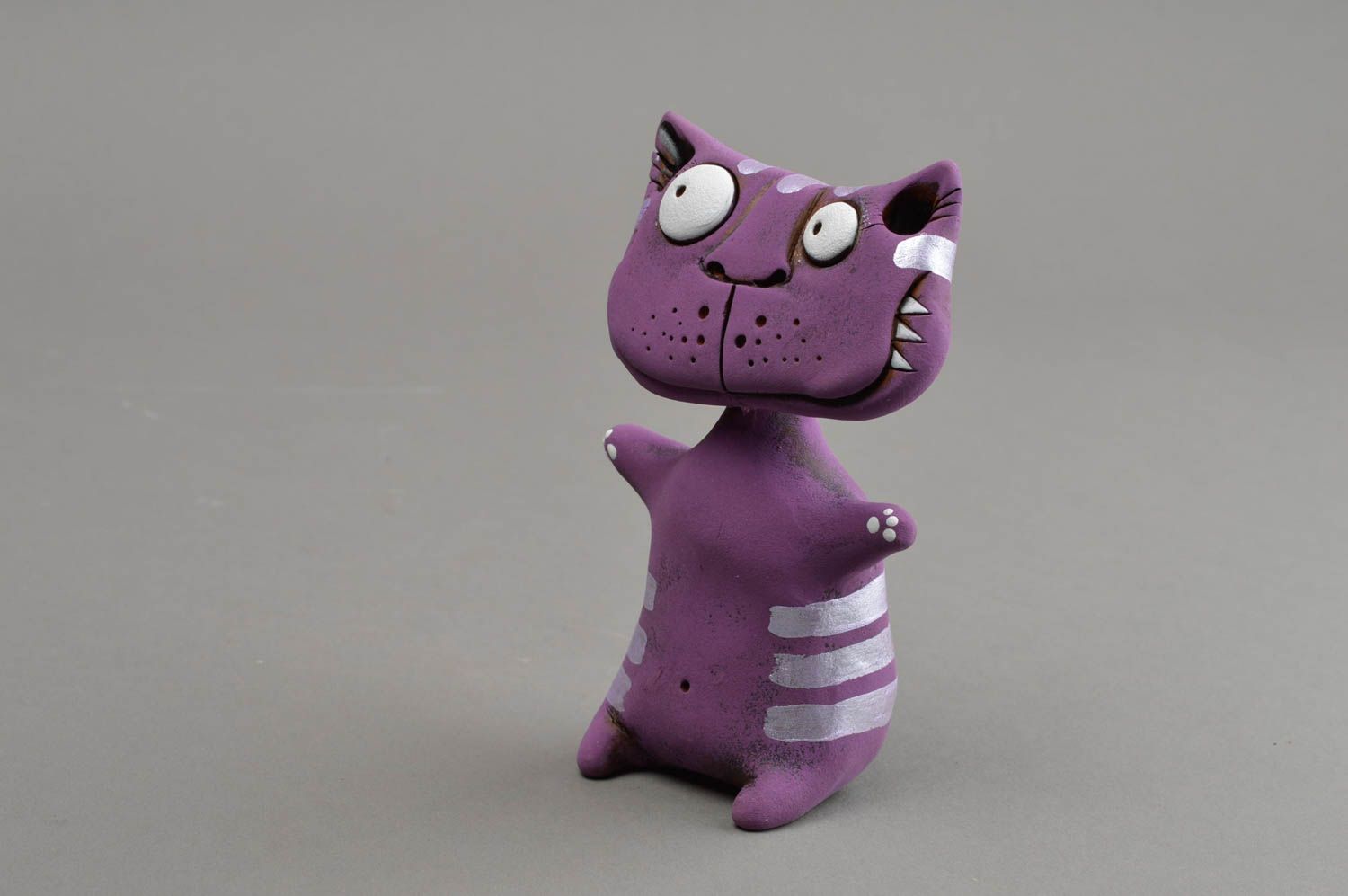 Фиолетовая глиняная статуэтка в виде кота ручной работы расписанная красками фото 3