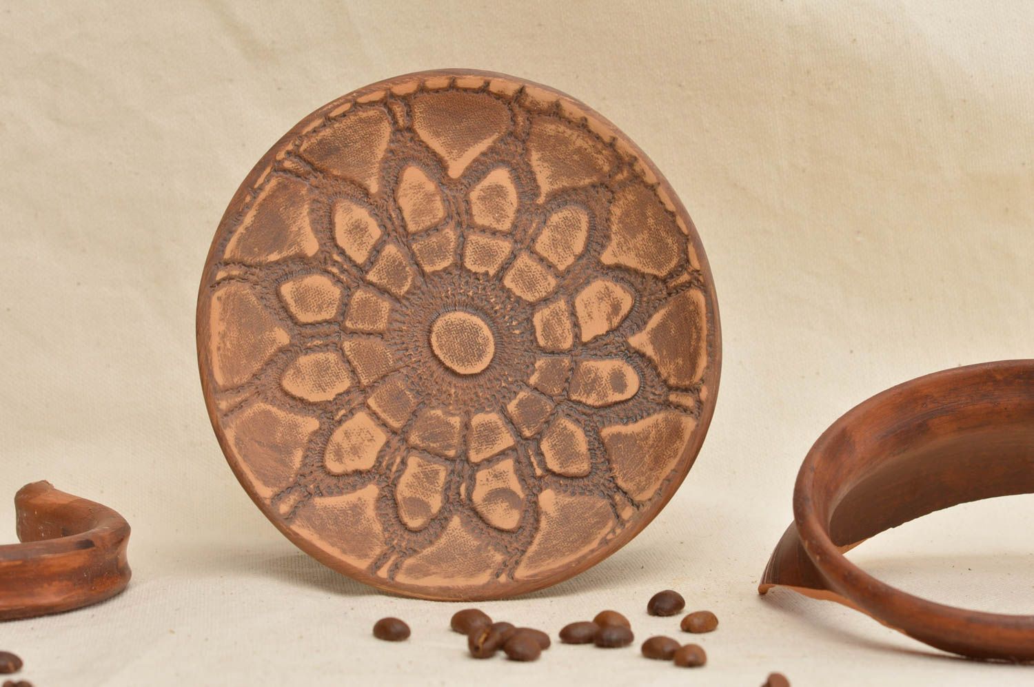 Блюдце из глины коричневое красивое круглое с объемными узорами ручная работа фото 1