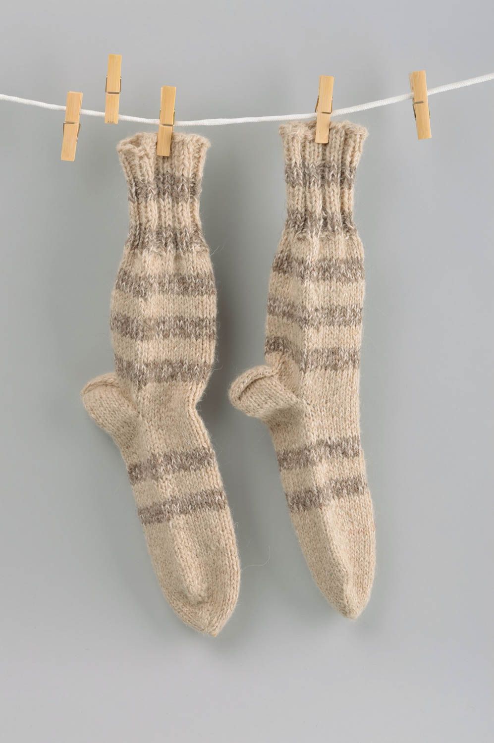 Носки ручной работы женские носки светлые шерстяные носки спицами красивые фото 1