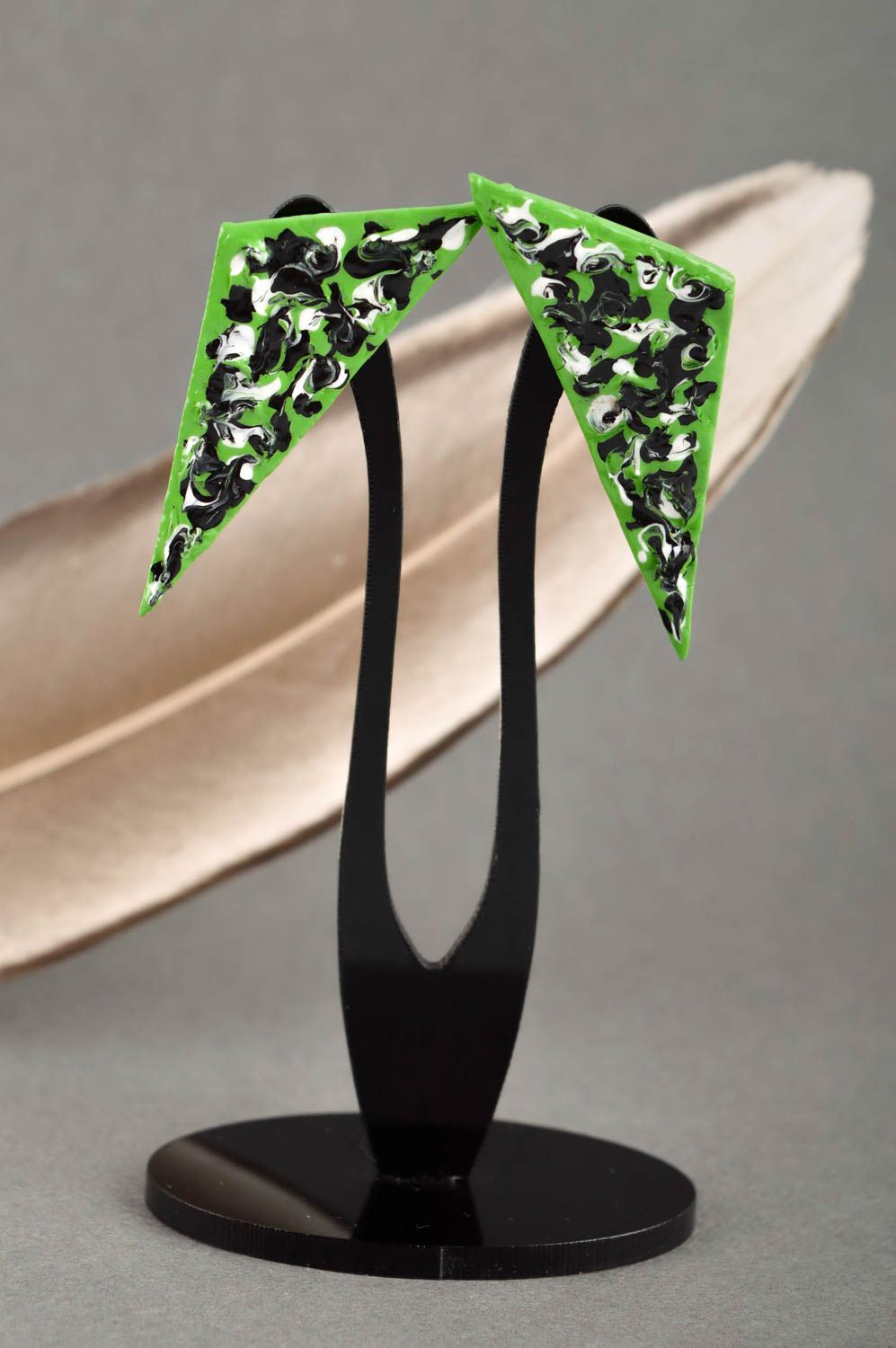 Серьги из полимерной глины украшение ручной работы зеленые серьги гвоздики фото 1