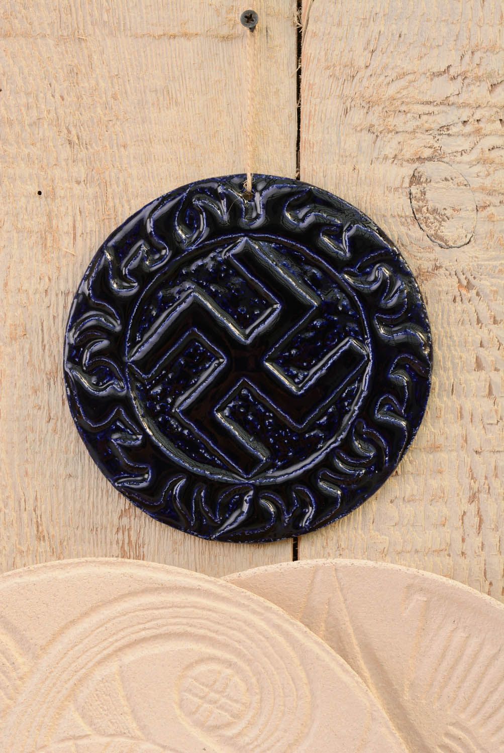 Pingente talismã de cerâmica na forma de prato coberto com esmalte Ingle foto 3