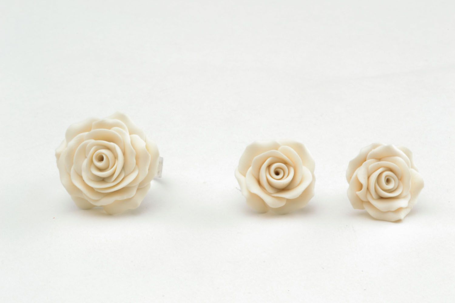 Plastic ring and earrings in the shape of white roses photo 3