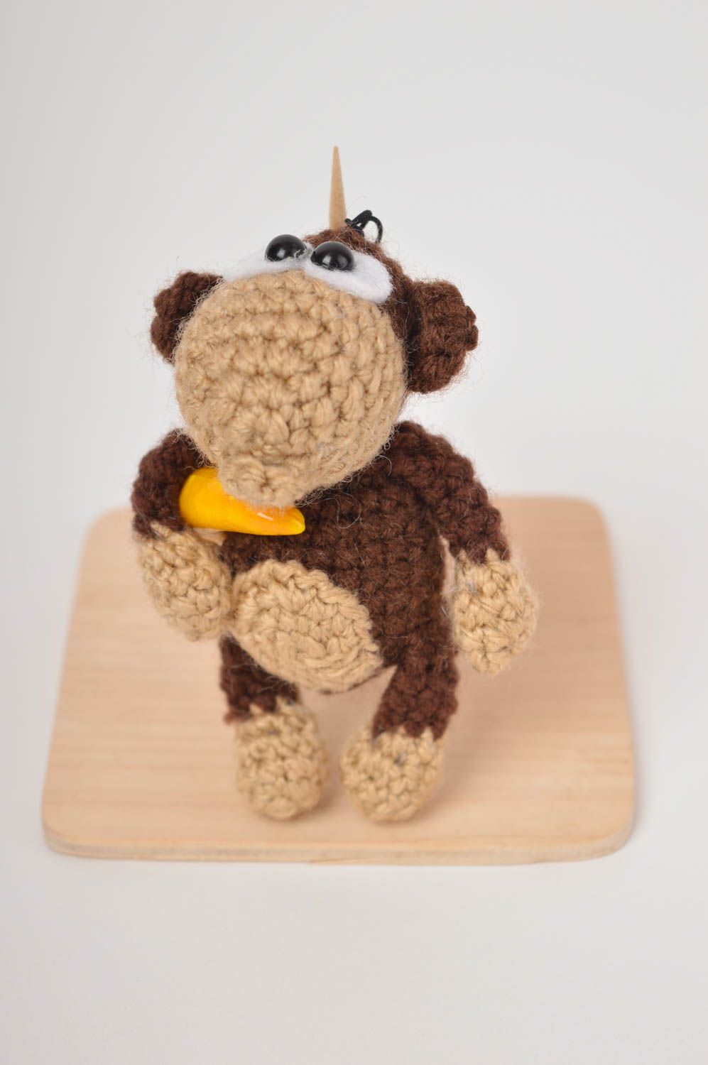 Porte-clés singe avec banane Porte-clés fait main tricoté Accessoire enfant photo 2