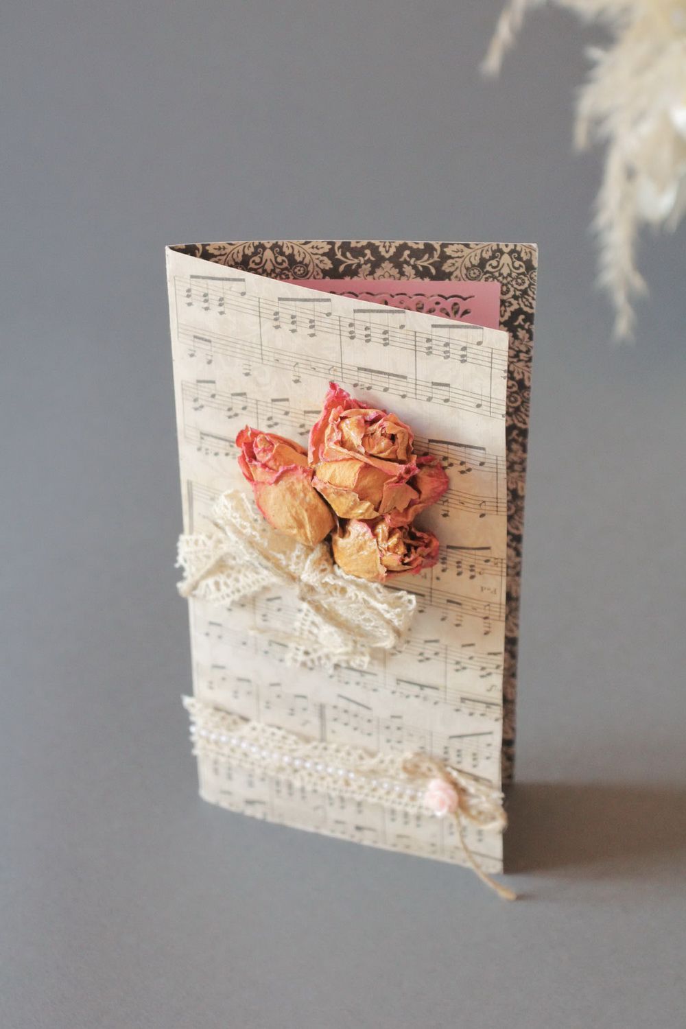 Carte de vœux artisanale avec roses séchées et dentelles photo 5